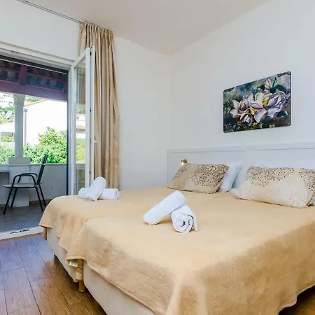 Leona V1 Apartment